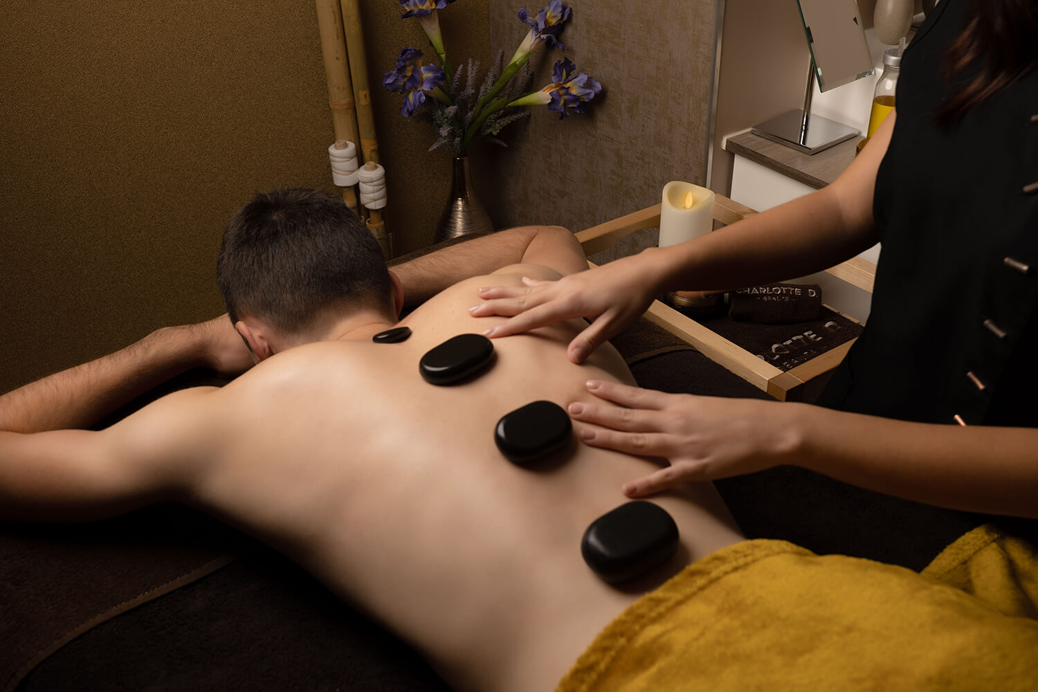 Notre massage pierres chaudes : caresse minerale pour homme